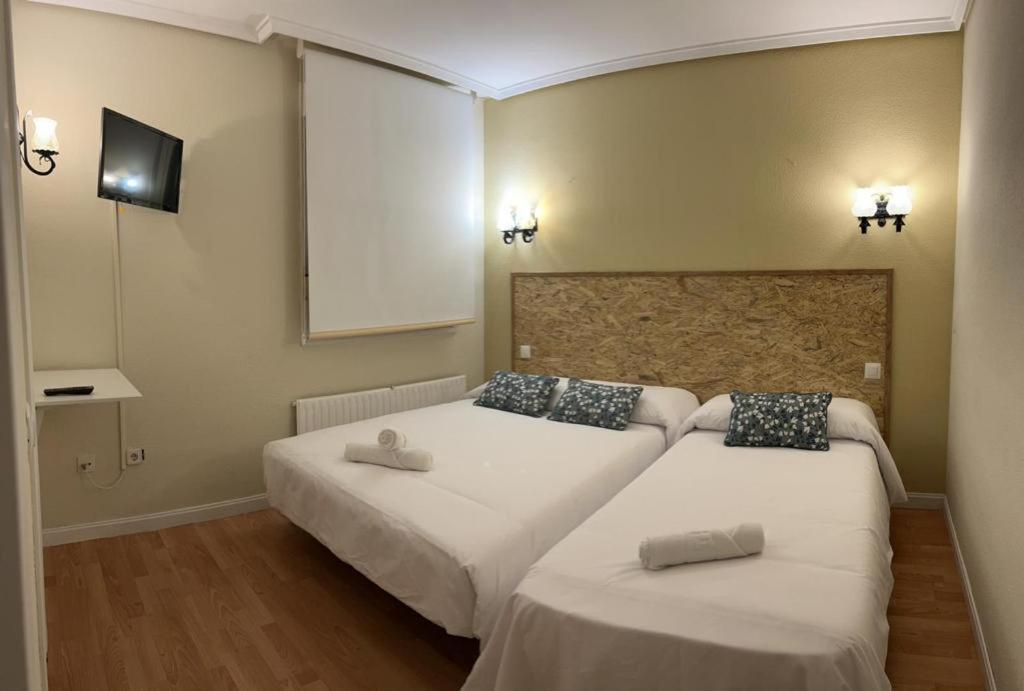 Hostal-Restaurante Posada Del Duque Villalbilla de Burgos Luaran gambar