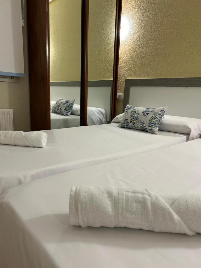Hostal-Restaurante Posada Del Duque Villalbilla de Burgos Luaran gambar