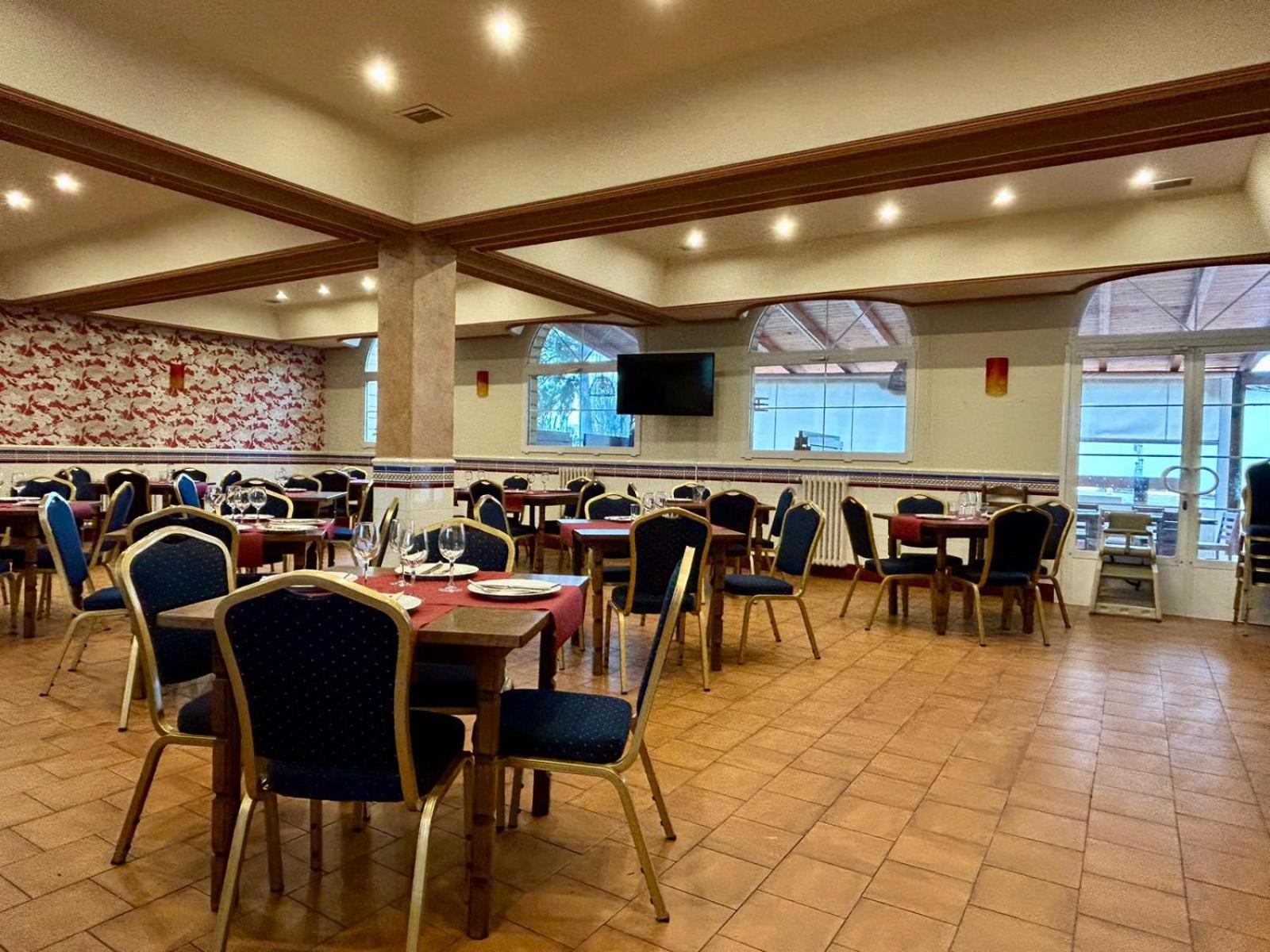 Hostal-Restaurante Posada Del Duque Villalbilla de Burgos Luaran gambar